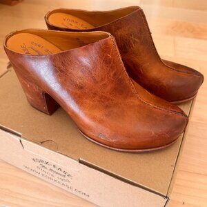 Brown Leather Clogs Wmns Size 9 Women NWT - $115